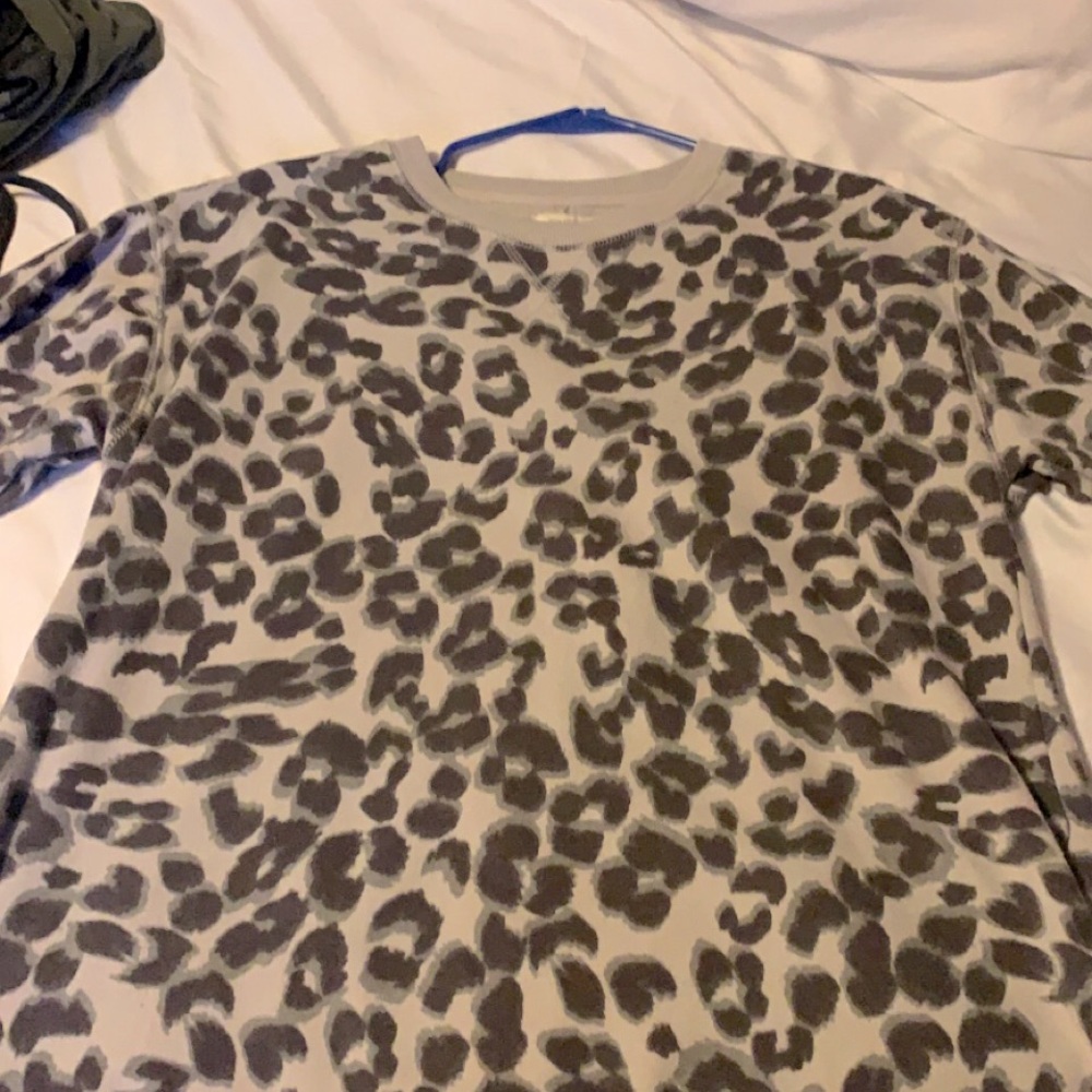 ❤️2 items for $15 Maurices cheetah sweatshirt size medium, fits oversized.